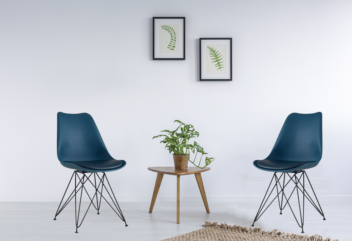 Απεικονίζονται δύο καρέκλες Toulouse ενώ ανάμεσα τους υπάρχει ένα ξύλινο τραπέζι 